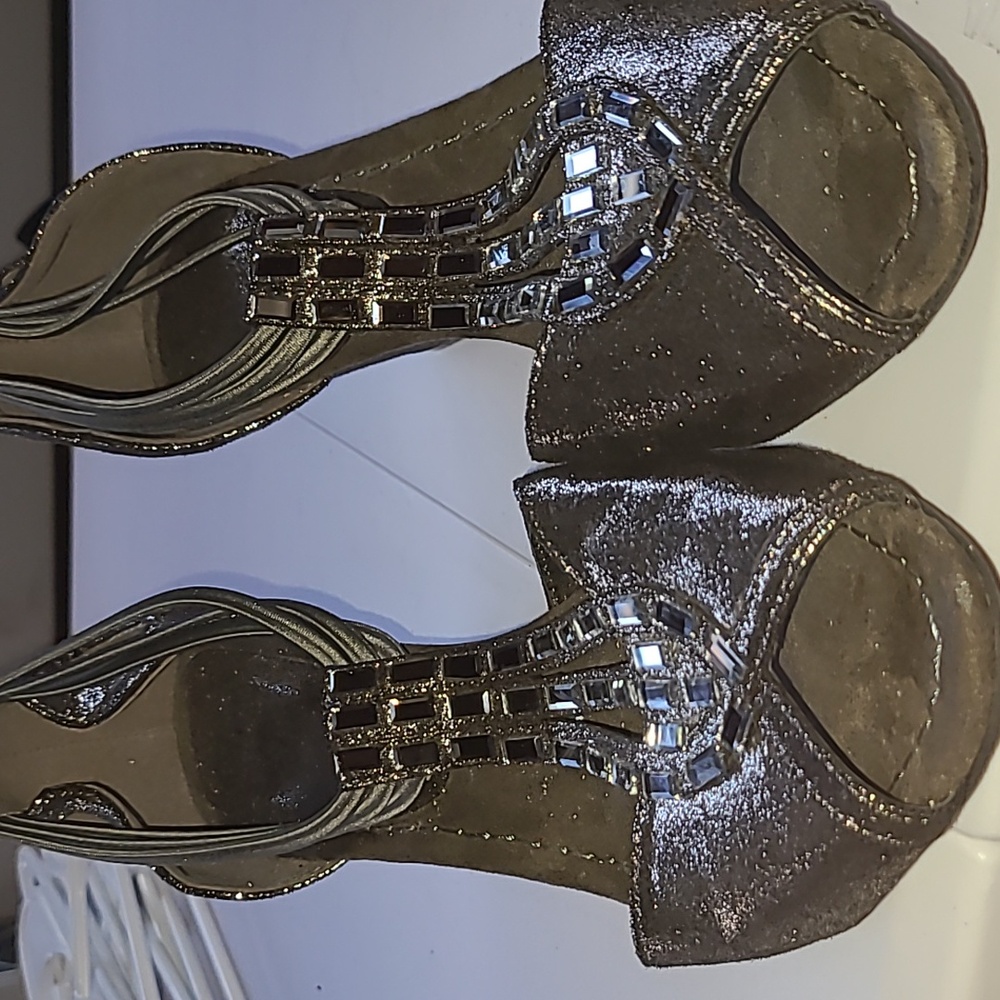 Womans sandals mint condition brand? Size 9